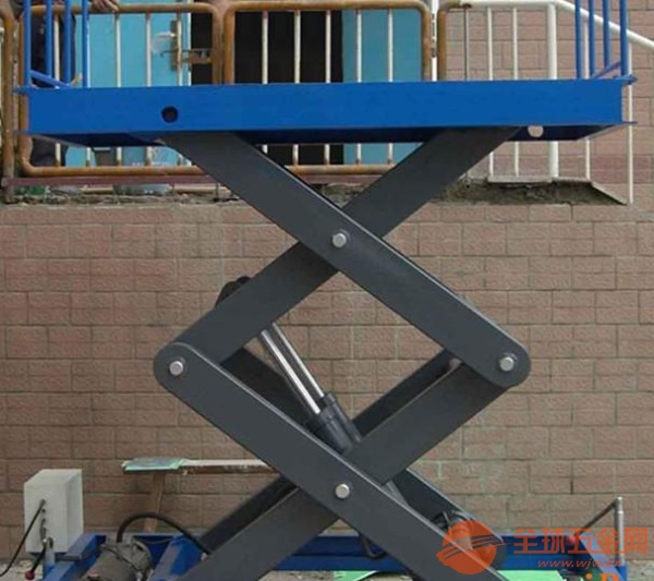 剪叉式卸貨升降平臺(tái)與導(dǎo)軌式卸貨升降平臺(tái)不同點(diǎn)！